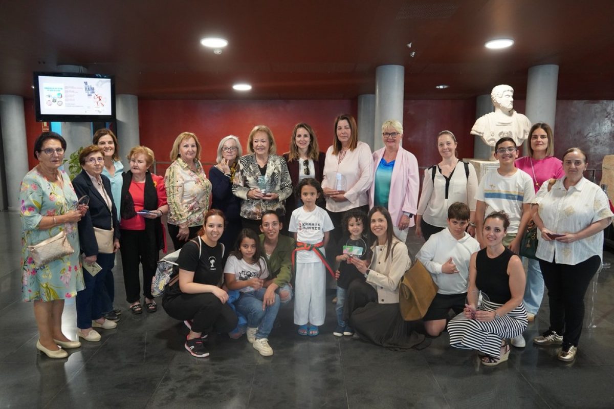 El auditorio acoge la entrega de premios de las Cruces de Mayo
