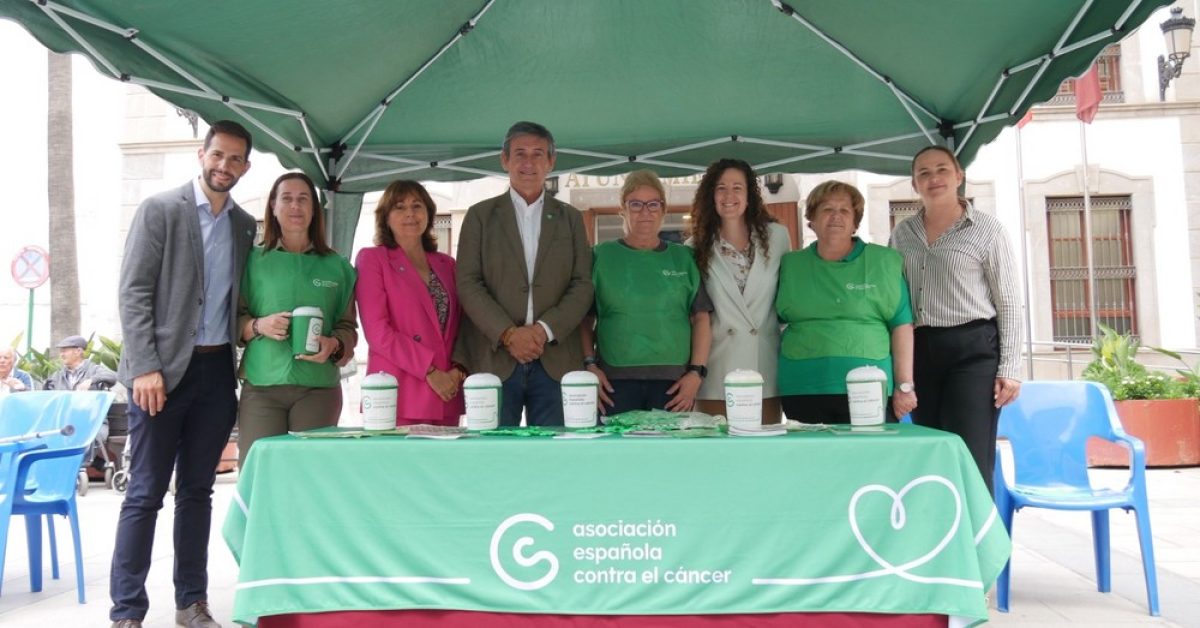 La Asociación Española Contra el Cáncer celebra una jornada de cuestación a las puertas del Ayuntamiento de Adra