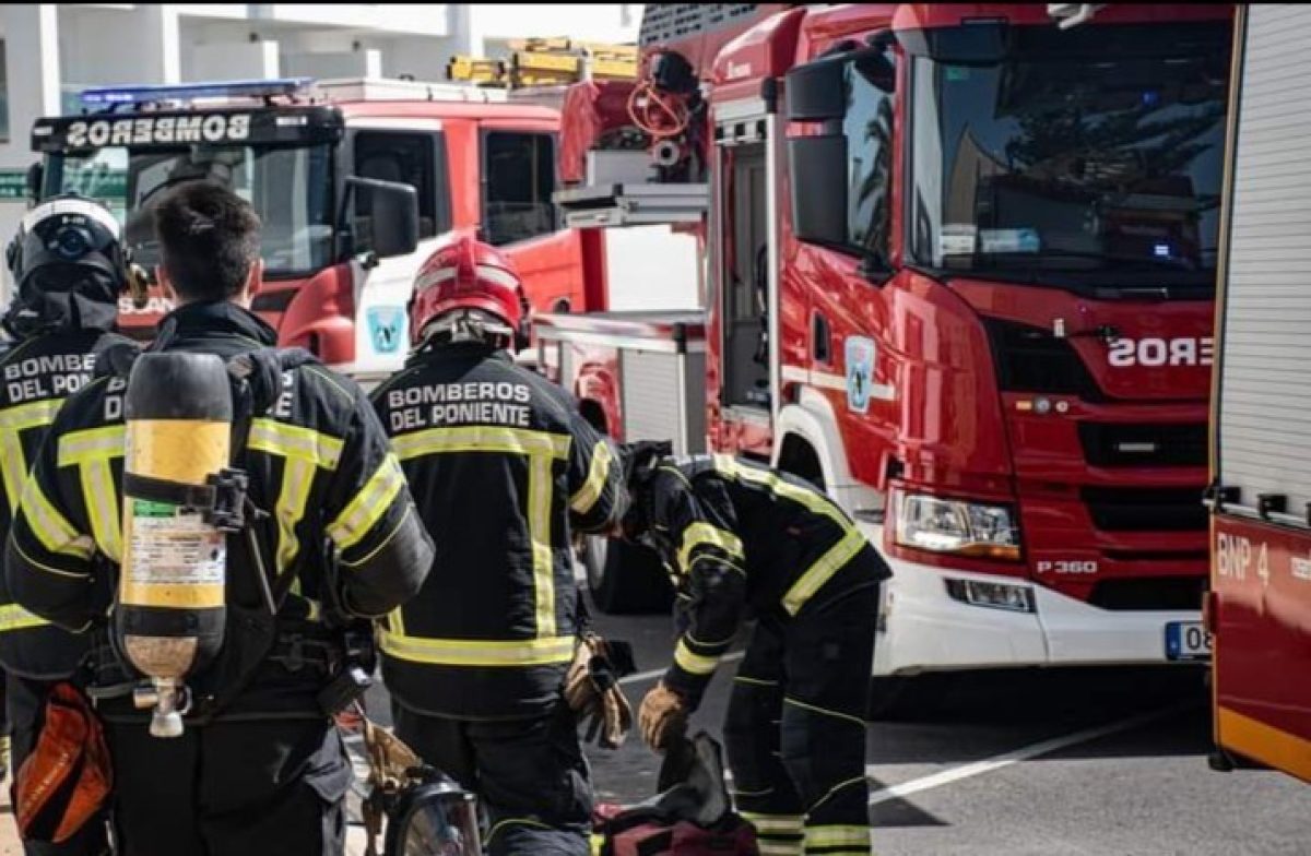 Tres personas intoxicadas por el humo en el incendio de una cochera en El Ejido