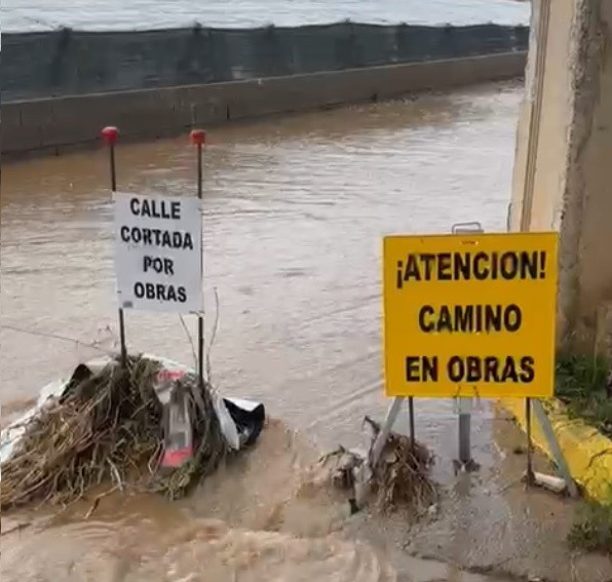 Una fuerte tromba de agua colapsa la carretera de Pampanico entre El Ejido y Santa María del Águila