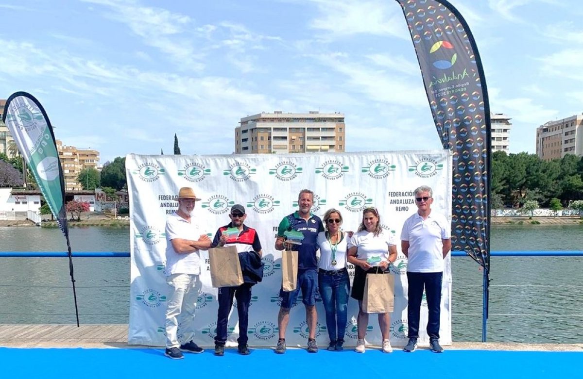 Cuarta plaza y triple medalla para el Tiempo Libre El Ejido en el Campeonato de Andalucía de barcos largos de remo