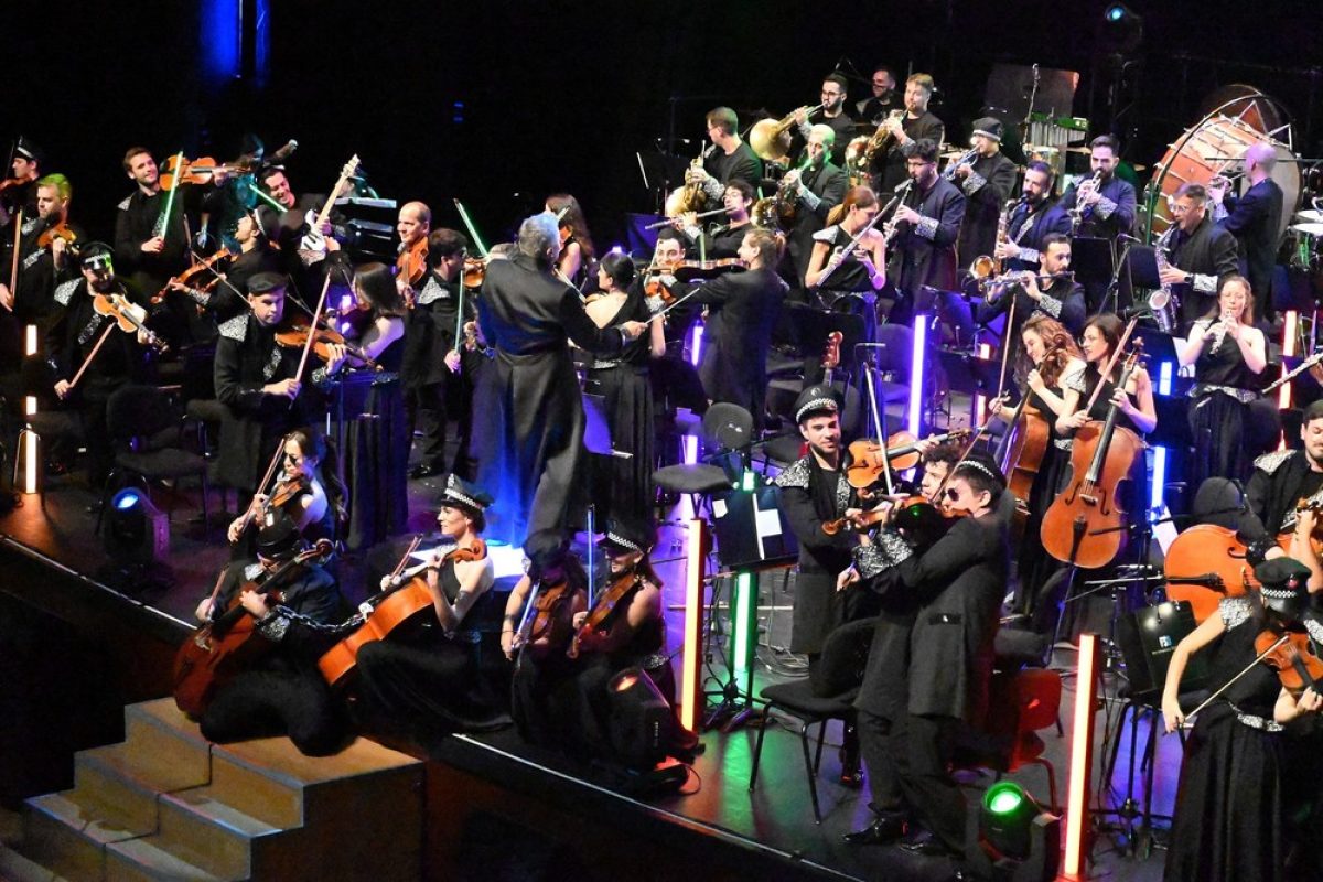 La Film Symphony Orchestra ofrece una selección de  bandas sonoras emocionando al público en Roquetas
