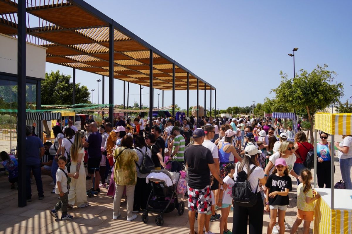 El Día de las Familias de El Ejido se convierte en un encuentro intergeneracional con pasacalles, cuentacuentos, exhibiciones, miniferia vintage, gincana e hinchables