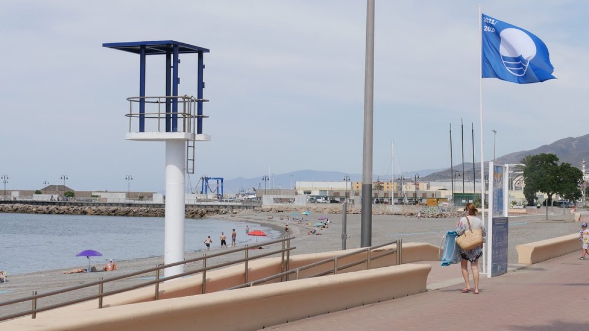 Cuatro playas de Adra y su Puerto Deportivo ondearán un verano más las Banderas Azules que certifican su calidad