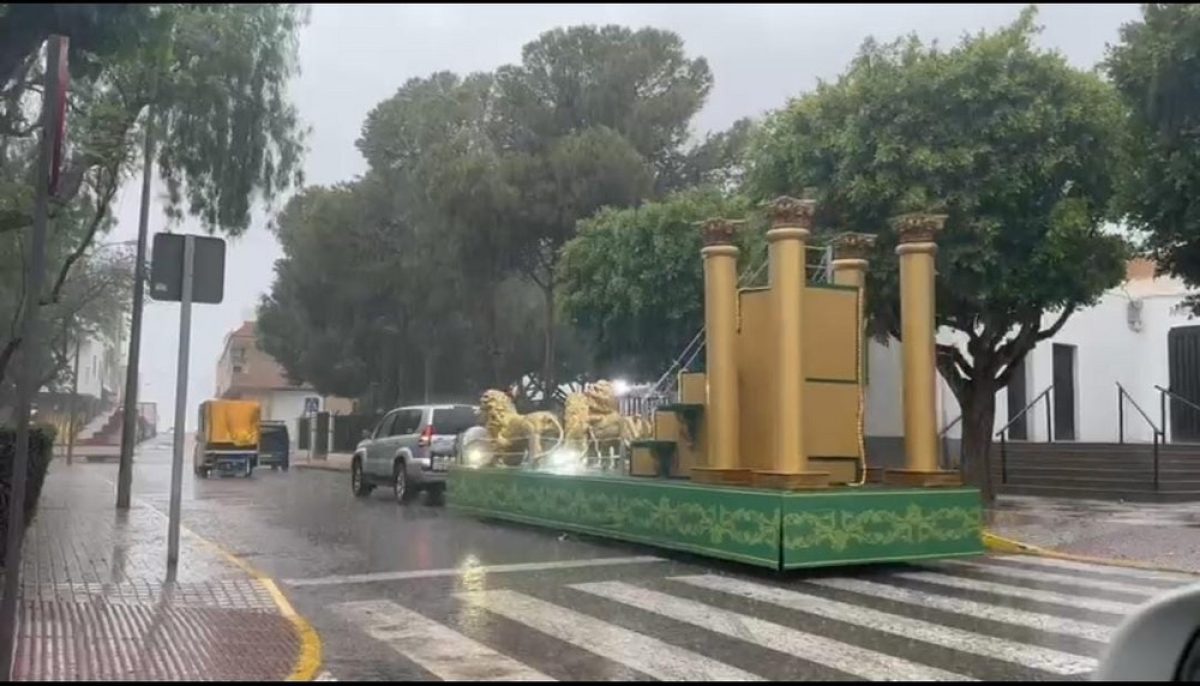 Una tromba de agua repentina ha obligado a la comisión de fiestas a suspender la cabalgata que se estaba desarrollando en ese momento