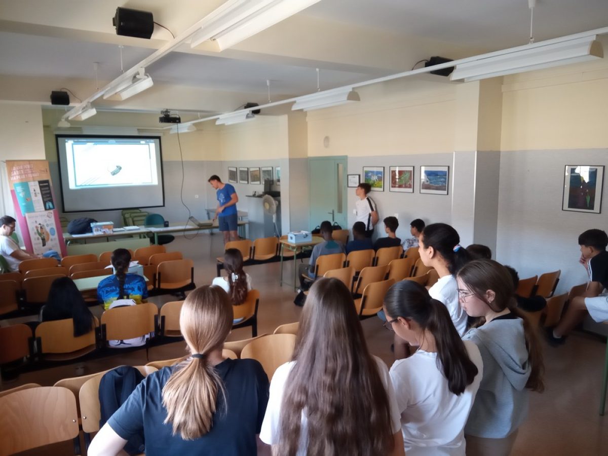 Más de 200 estudiantes de Vícar \"juegan\" para luchar contra el tabaquismo