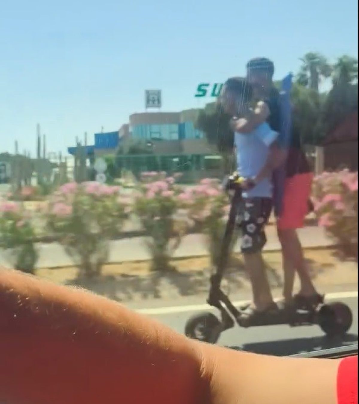 Captan a dos jóvenes \'a toda pastilla\' con el patinete por la carretera de Almerimar