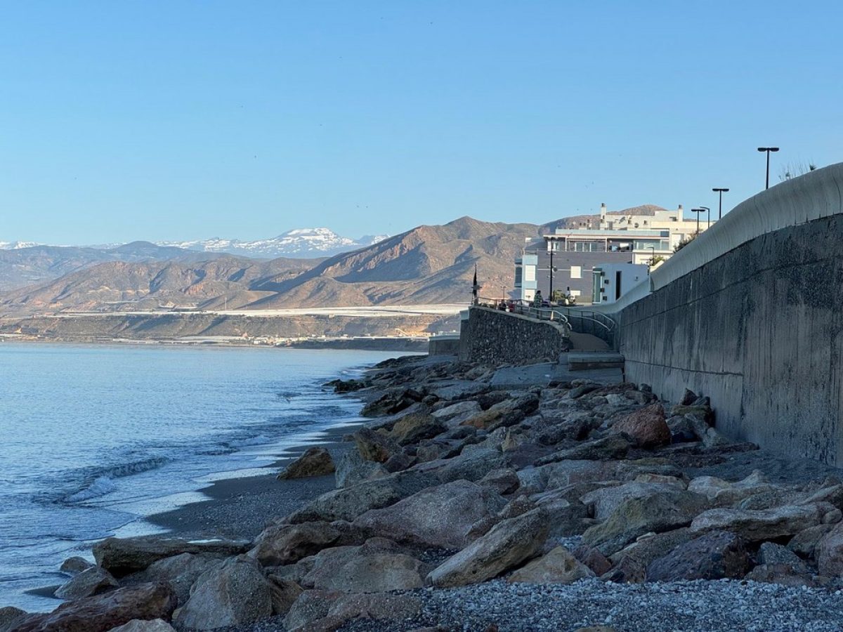 La Mesa de Trabajo por la Playa de Balerma solicita al alcalde que valore llevar a Costas a los tribunales \"por inactividad administrativa\"