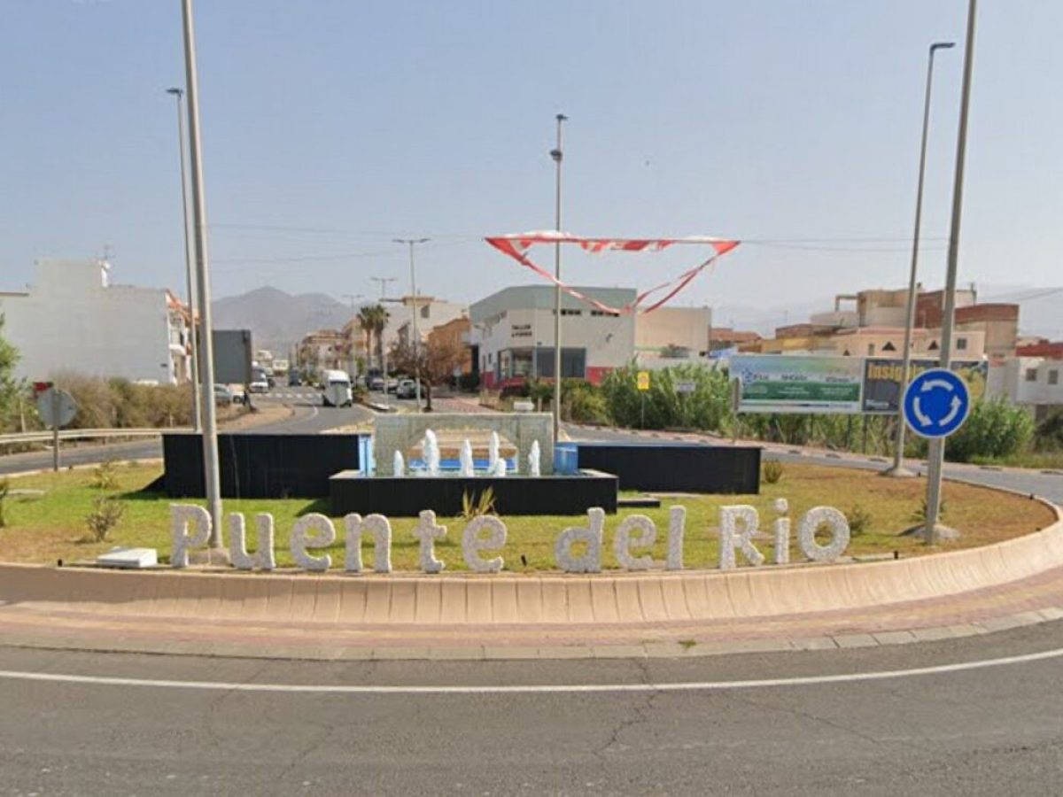Rotonda que da acceso al barrio de Puente del Río (Adra). /Google Maps