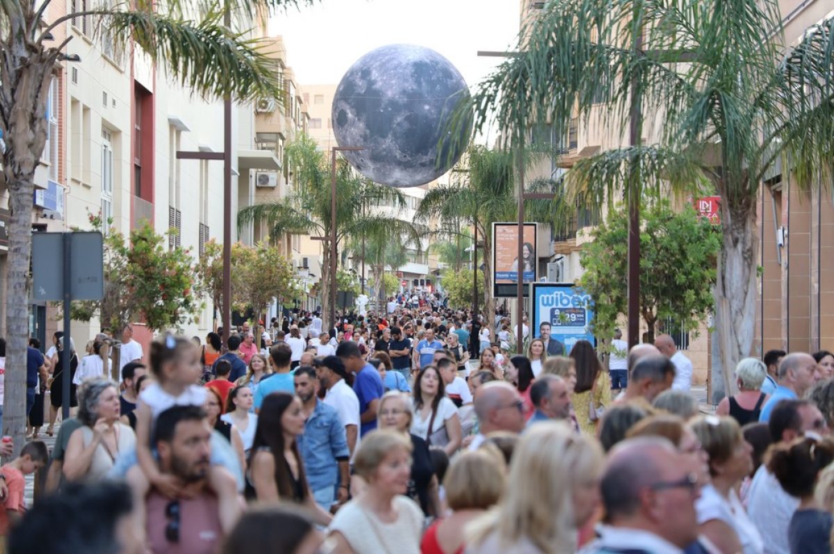El Ejido se transforma en un escaparate mágico en una \'Noche en Blanco inolvidable\'