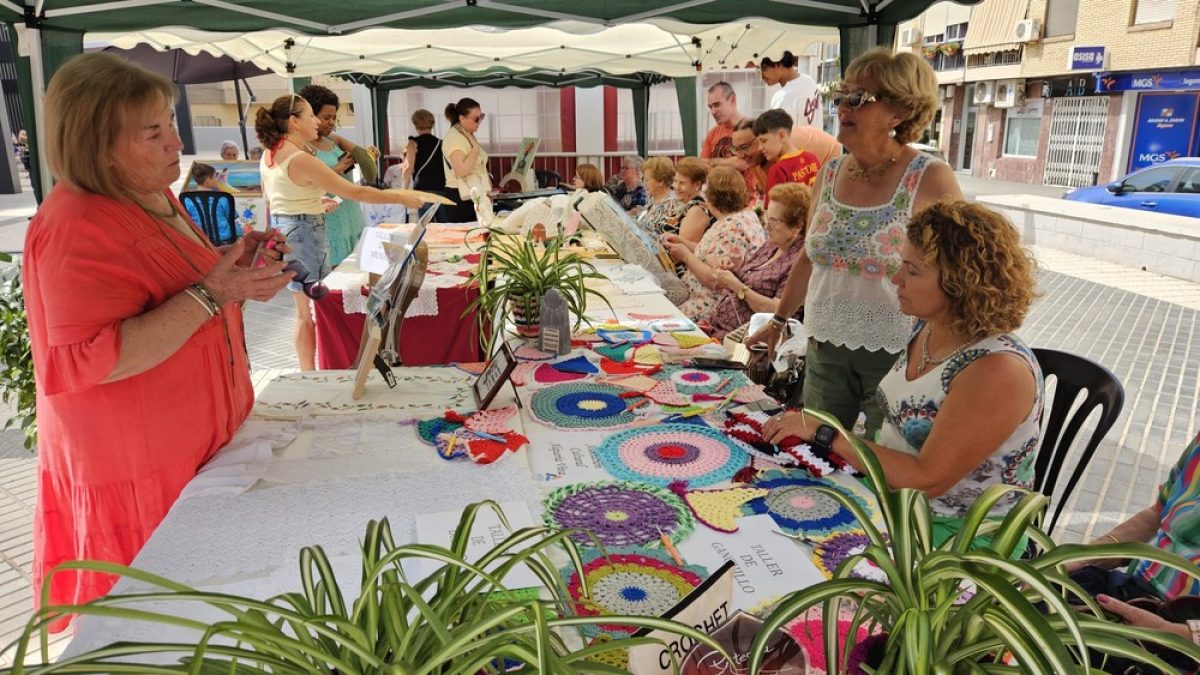 Éxito en Adra del evento \'Buenas Manos: muestra creativa de asociaciones locales\'