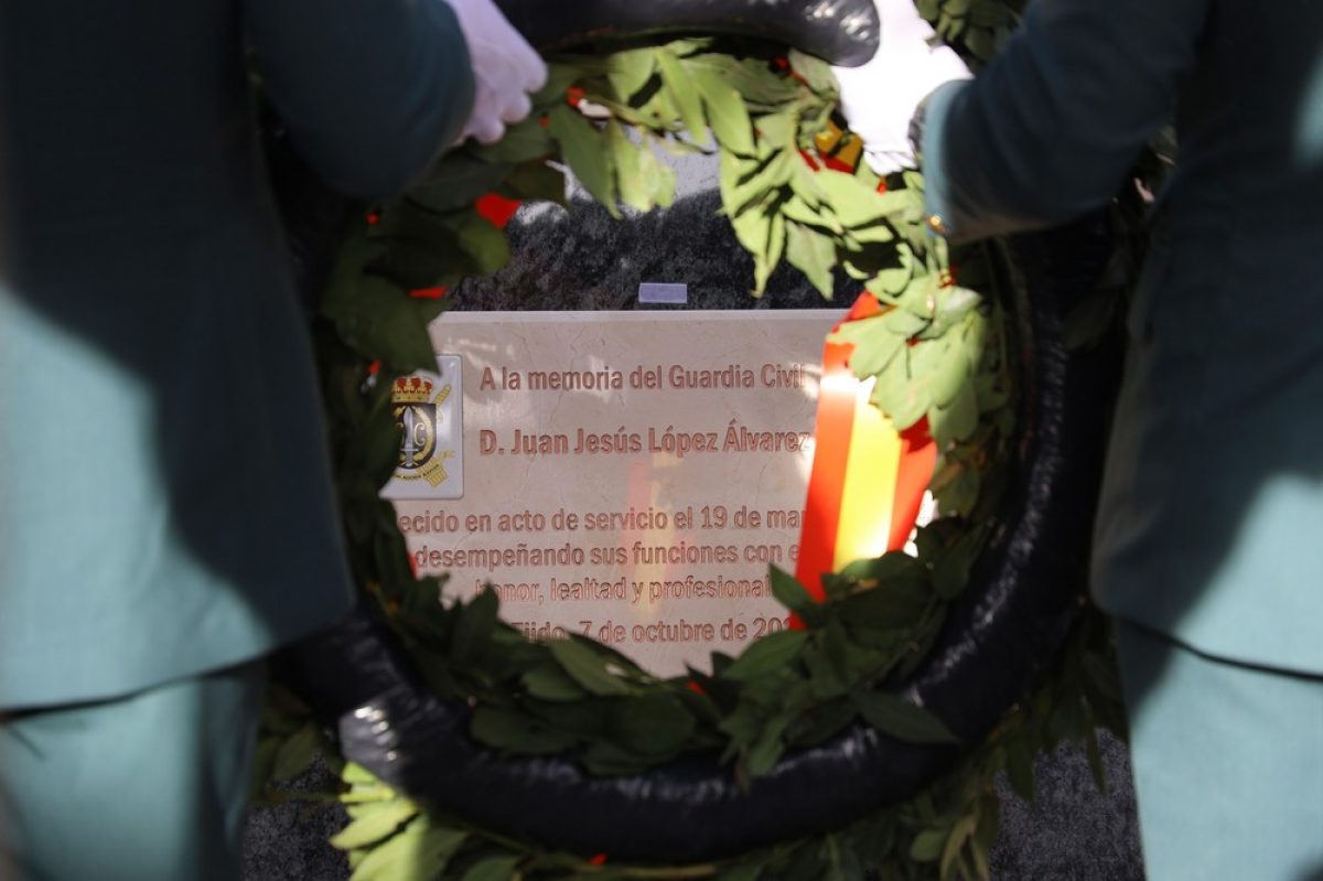 Atacan la tumba del Guardia Civil \'Juanje\' López en el cementerio de El Ejido