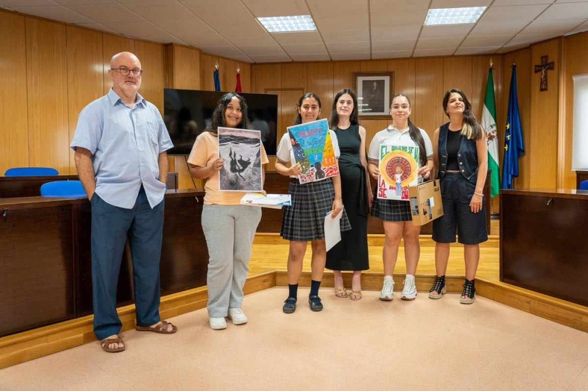 Roquetas de Mar entrega los premios del concurso de ilustración \"Roquetas de Mar Sin Adicciones\"
