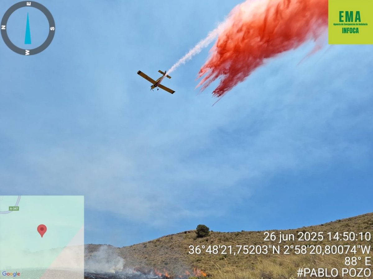 INFOCA despliega sus medios aéreos en el incendio forestal de Berja