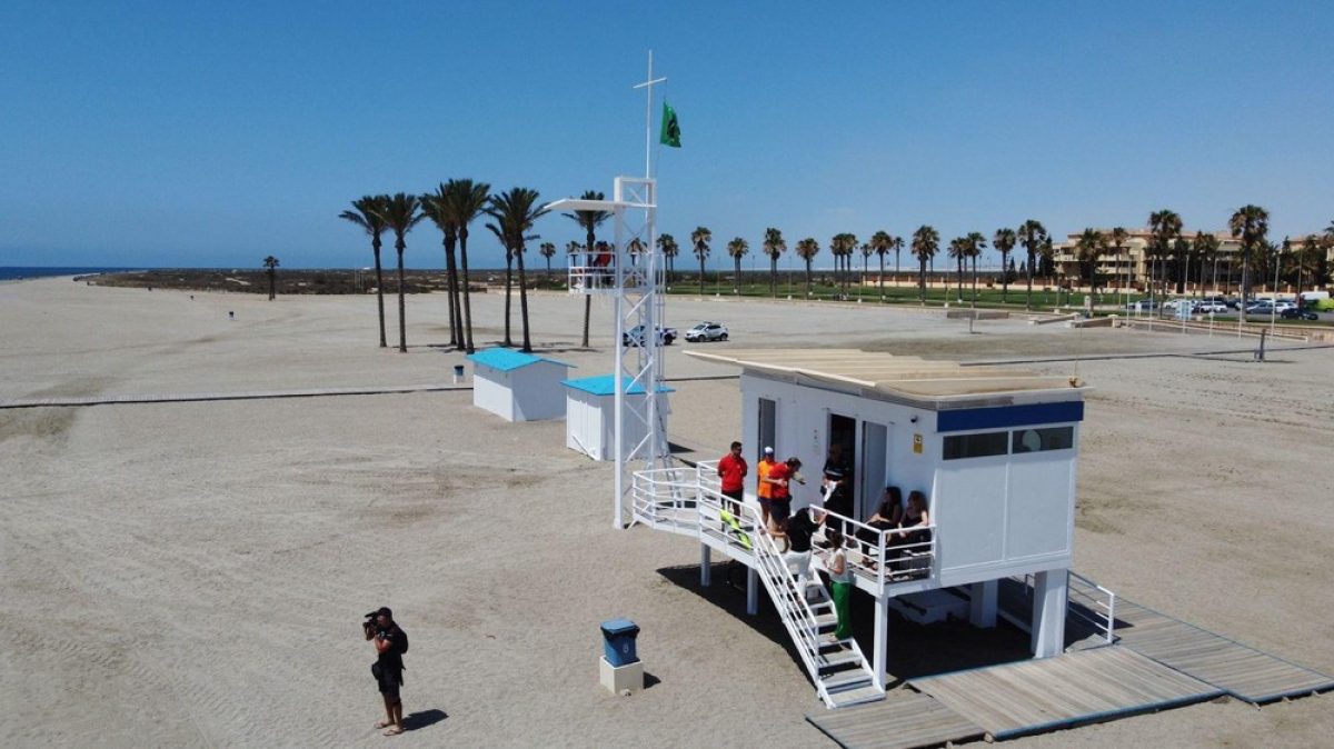 Simulacro en la playa de La Bajadilla para comprobar la eficacia del servicio de socorrismo en Roquetas de Mar
