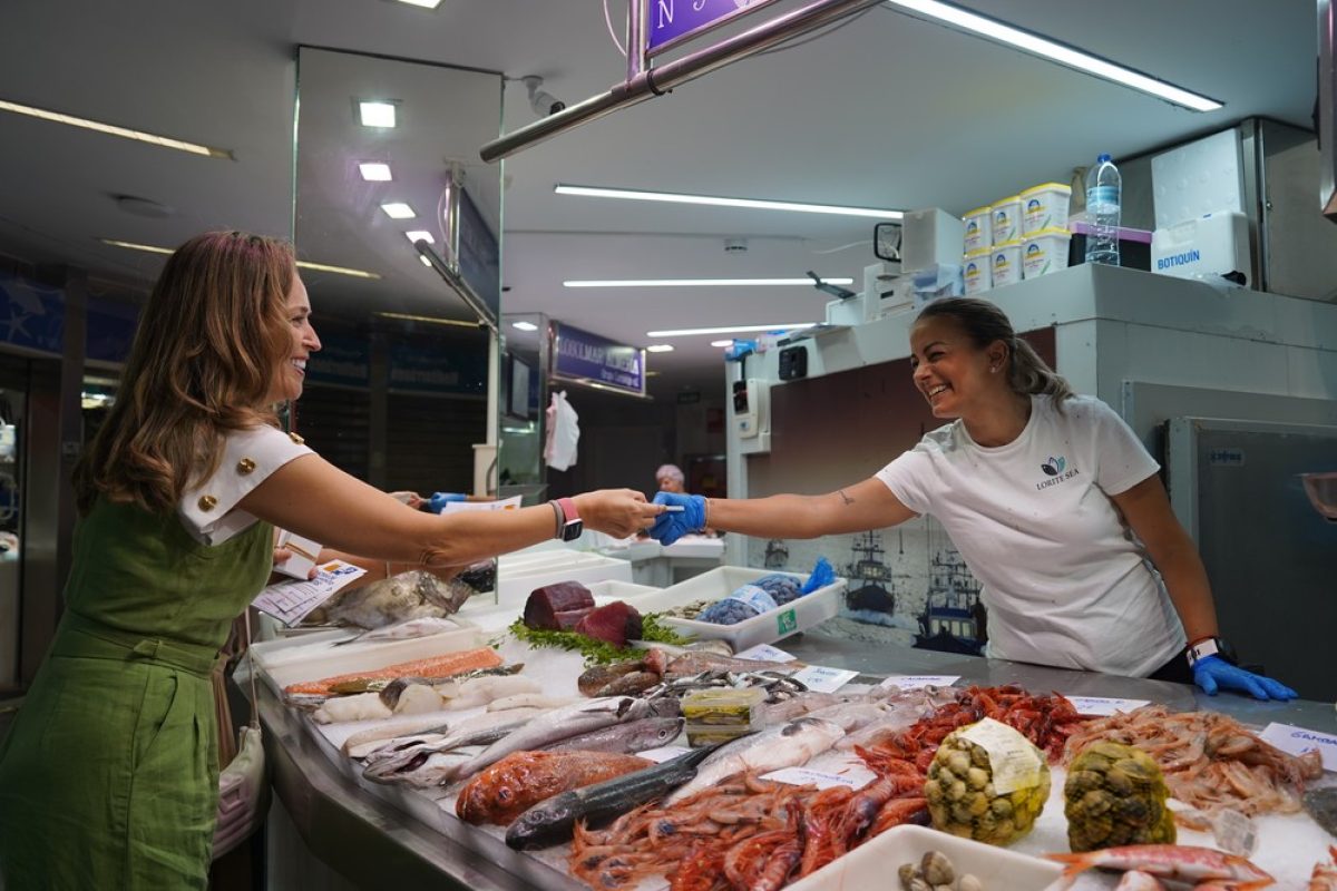 El Ejido reparte tiques en el Mercado de Abastos de aparcamiento gratuito en el parking del centro