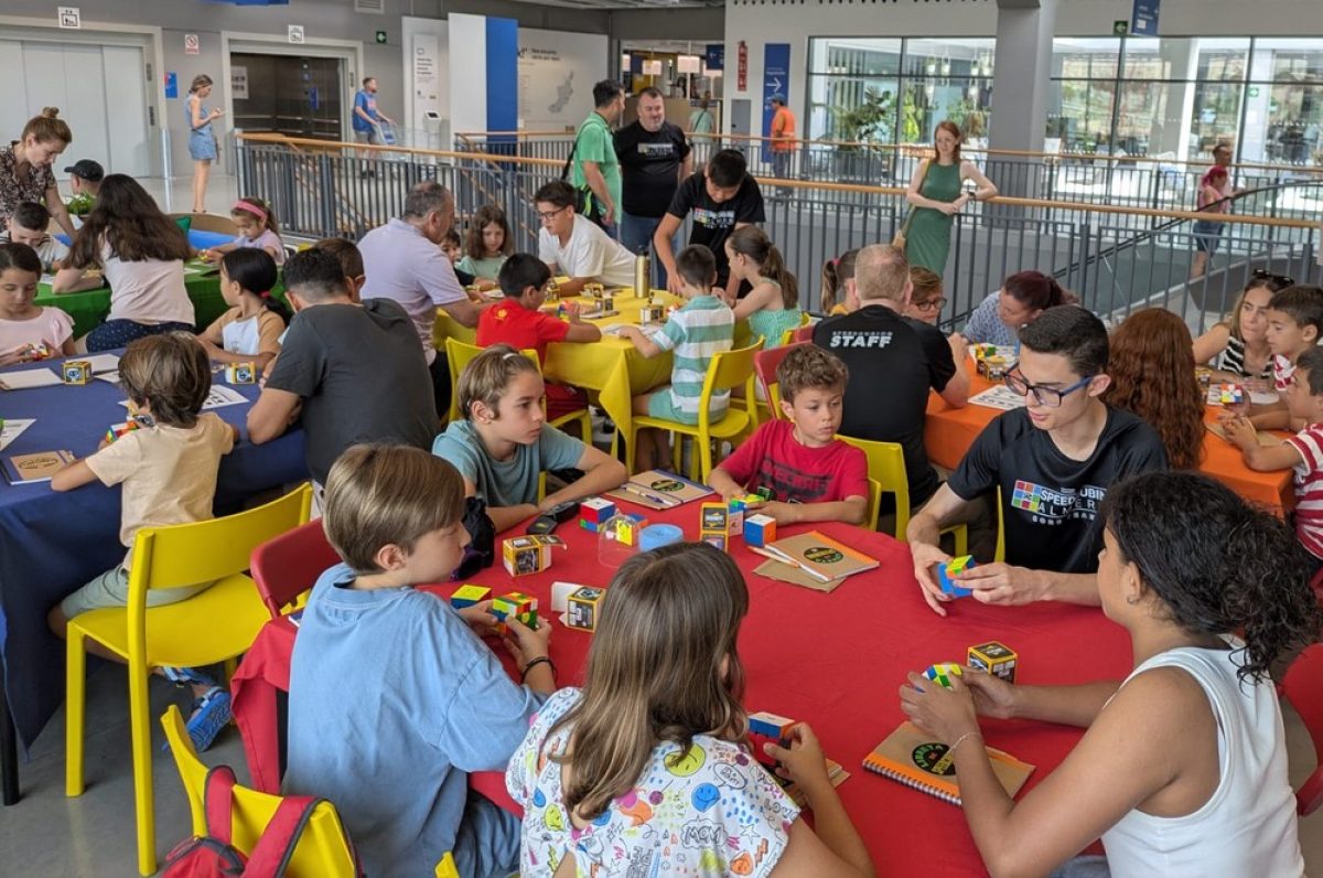 Jóvenes ejidenses se inician en el mundo del Cubo de Rubik en la \"Quedada Cubera\" de MurgiJoven