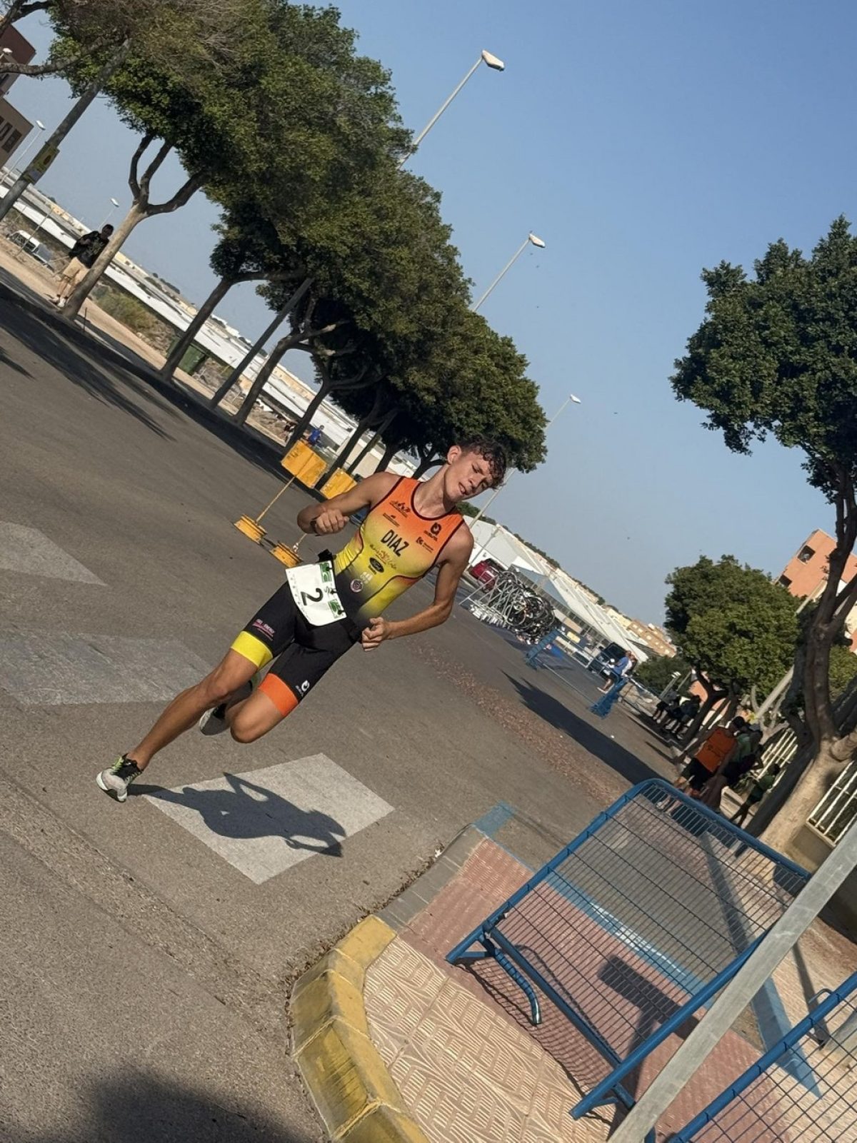 Un centenar de niños y jóvenes desafían al calor en el II Triatlón de Menores \'Ciudad de Vícar\'