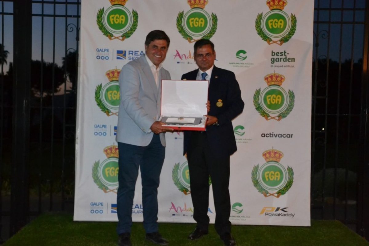 El Ayuntamiento recibe la Placa al Mérito de la Real Federación Andaluza de Golf por su apoyo a este deporte en el municipio