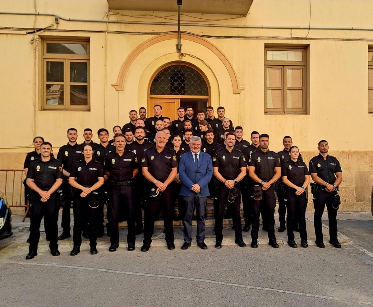 Cinco policías nacionales en prácticas se incorporan a la Comisaría provincial de El Ejido