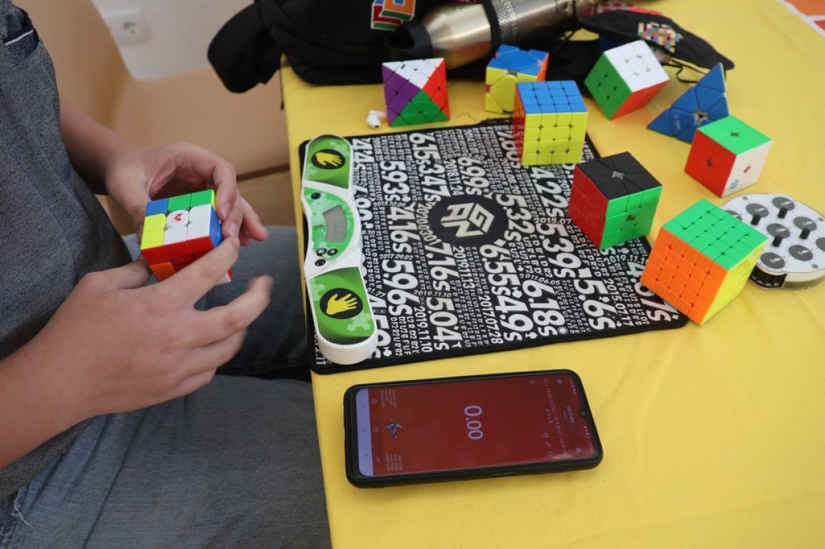 El Ejido acoge una \'quedada cubera\' en torno al mundo del Cubo de Rubik