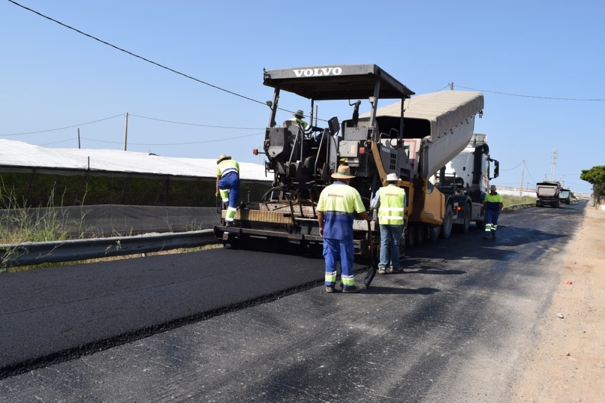 Más de una decena de caminos agrícolas de Vícar van a ser asfaltados
