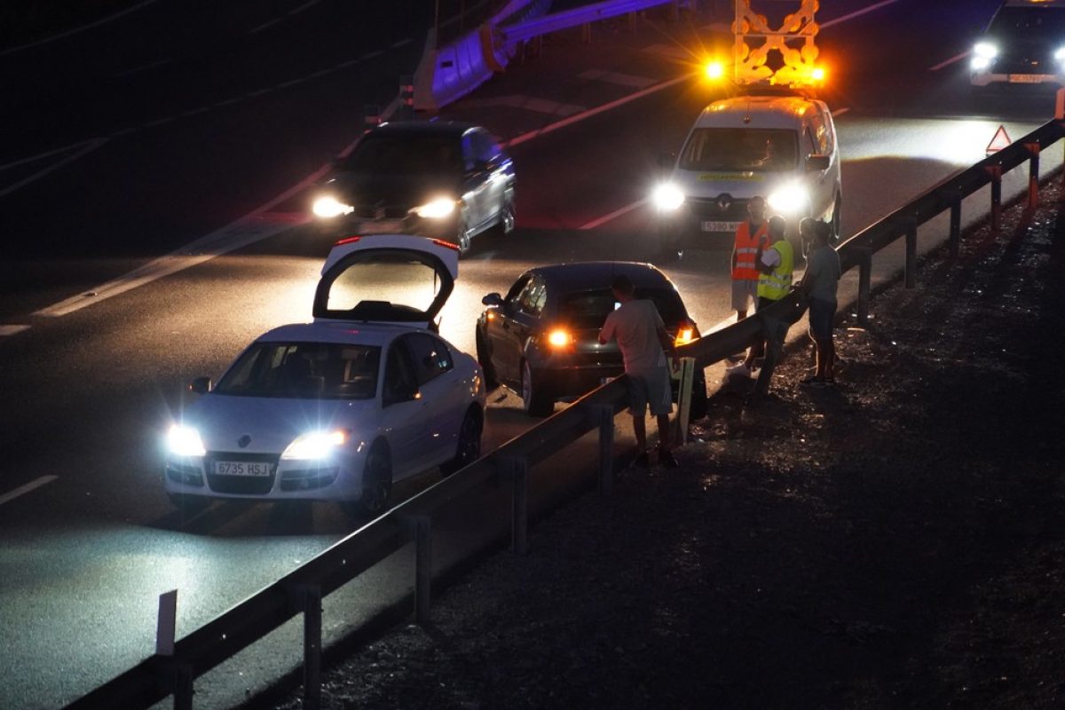 Dos vehículos colisionan en la A7 y provocan importantes retenciones en la autovía