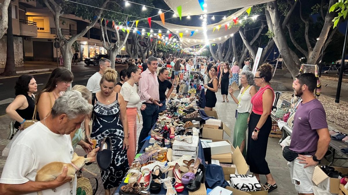 Manuel Cortés inaugura una nueva edición del \'Mercado Marinero\' con una veintena de puestos del comercio local