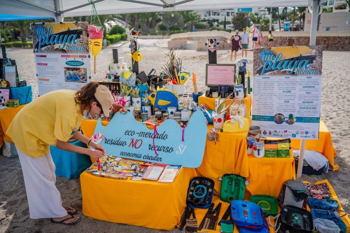 La Playa de la Ventilla de Aguadulce acoge la campaña \"Mi playa bonica\"