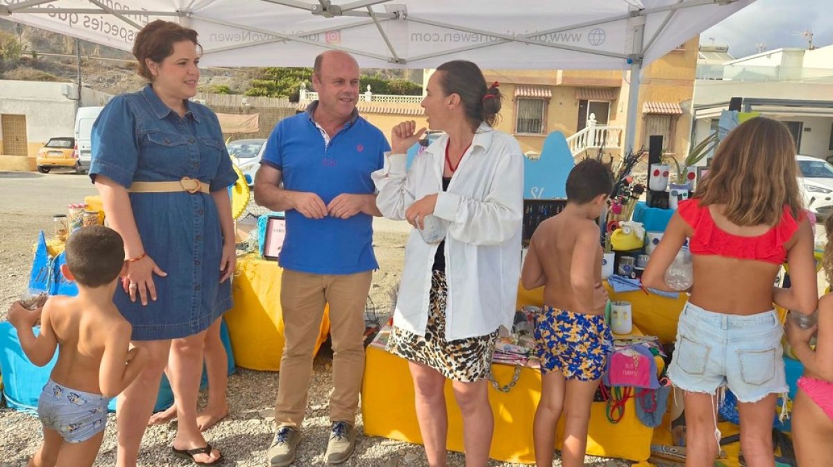 La campaña de educación ambiental \'Mi Playa Bonica\' aterriza en la costa de Adra