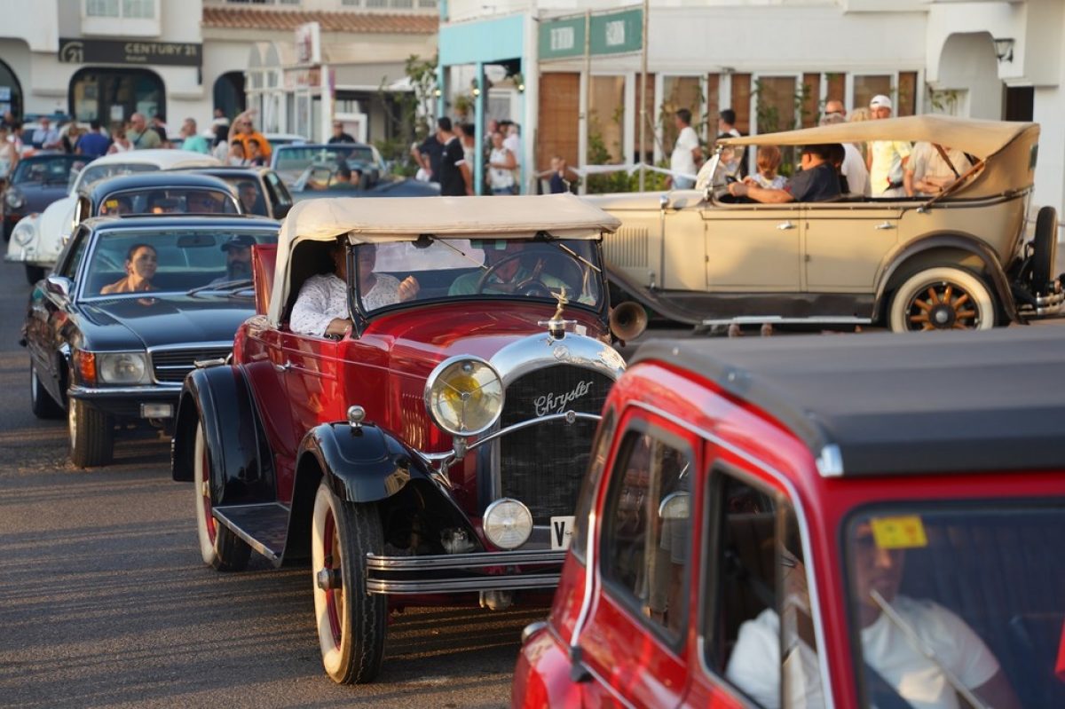 Auténticas \'obras de arte\' sobre ruedas participan en la X Concentración de coches clásicos de Almerimar