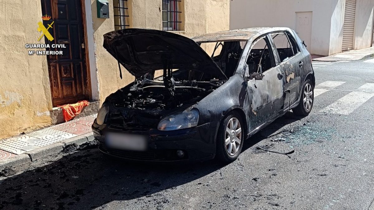 La Guardia Civil detiene a un hombre por incendiar vehículos y amenazar a vecinos en Roquetas de Mar