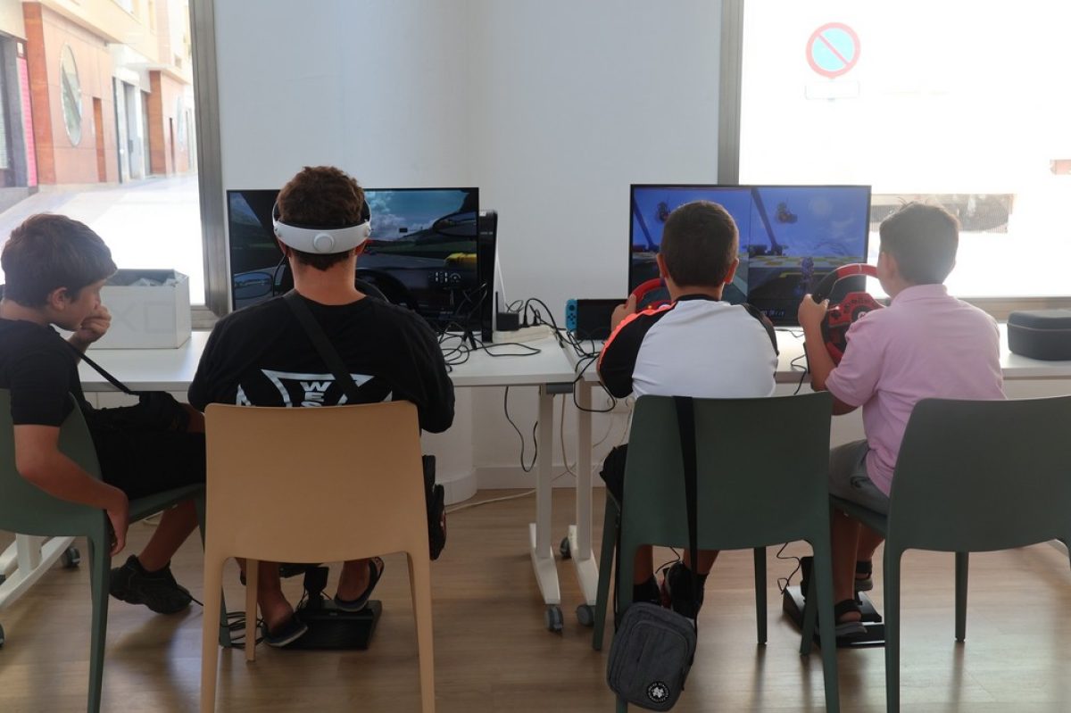 El \'Verano Joven\' llega a su fin con una gran fiesta que ha incluido todas las actividades del mes en un solo día con zona gamer, exhibición de K-Pop y juegos de mesa