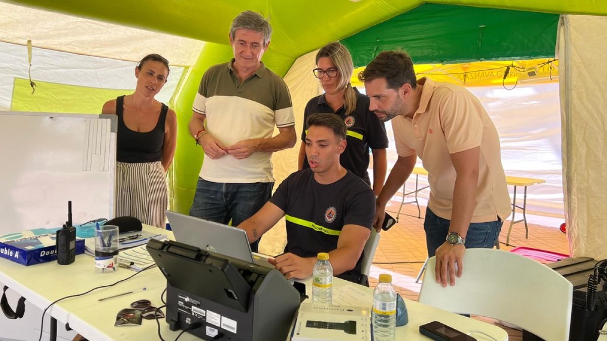 Cortés visita el Puesto de Mando Avanzado y el módulo fijo de la Policía Local instalados para el \'The Juergas Rock\'