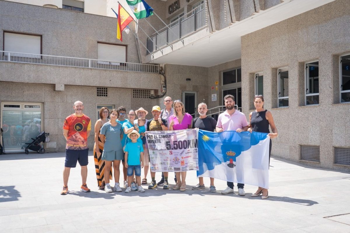 Roquetas de Mar recibe a José Antonio Nieto en su reto solidario \"5.500 km por una sonrisa\"