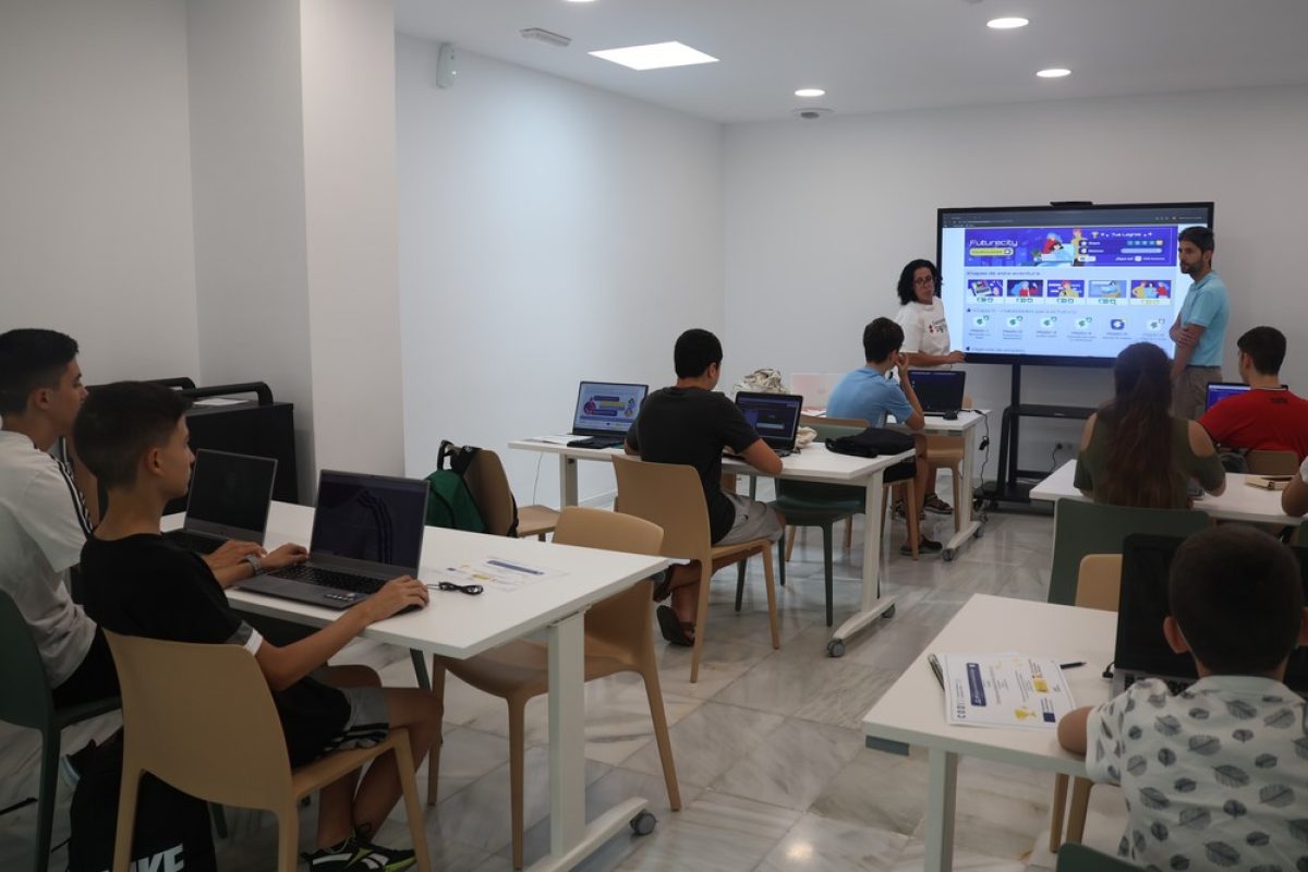 Una veintena de jóvenes ejidenses se forman y potencian su talento con un Campamento Digital estival