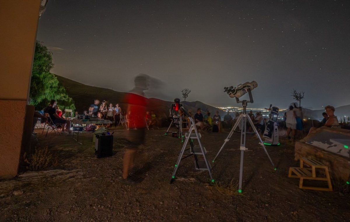 Éxito rotundo de la \'Noche de Estrellas\' en la Ermita de San Miguel de Dalías