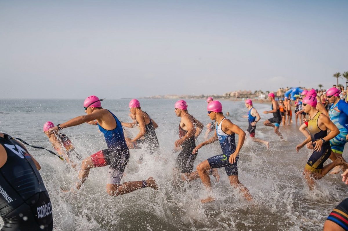 Roquetas se convierte en referente del triatlón andaluz con la celebración del Triatlón Cros de Menores y el Triatlón Sprint Ciudad de Roquetas